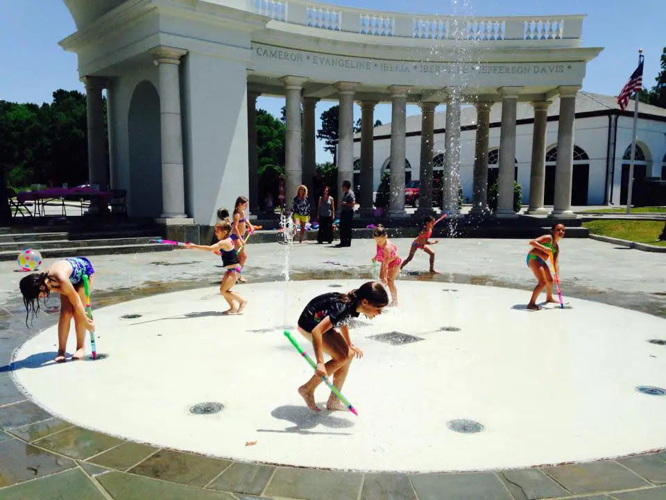 Children playing at the splash pad at Parc Lafayette.